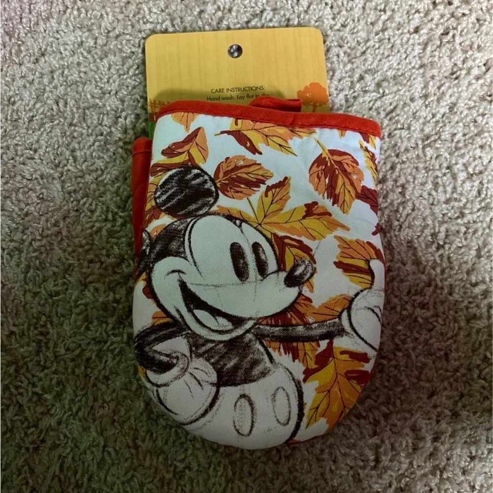 NWT Disney Mickey Mouse Silicone Oven Mitts Fall themed
